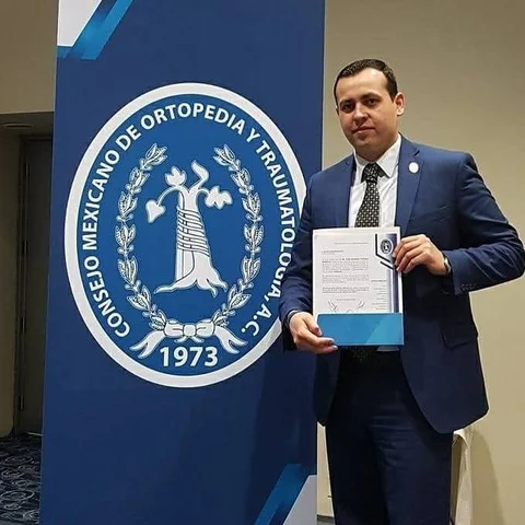 El Dr. Alan Polanco con su documento ante el Consejo Mexicano de Ortopedia y Traumatología
