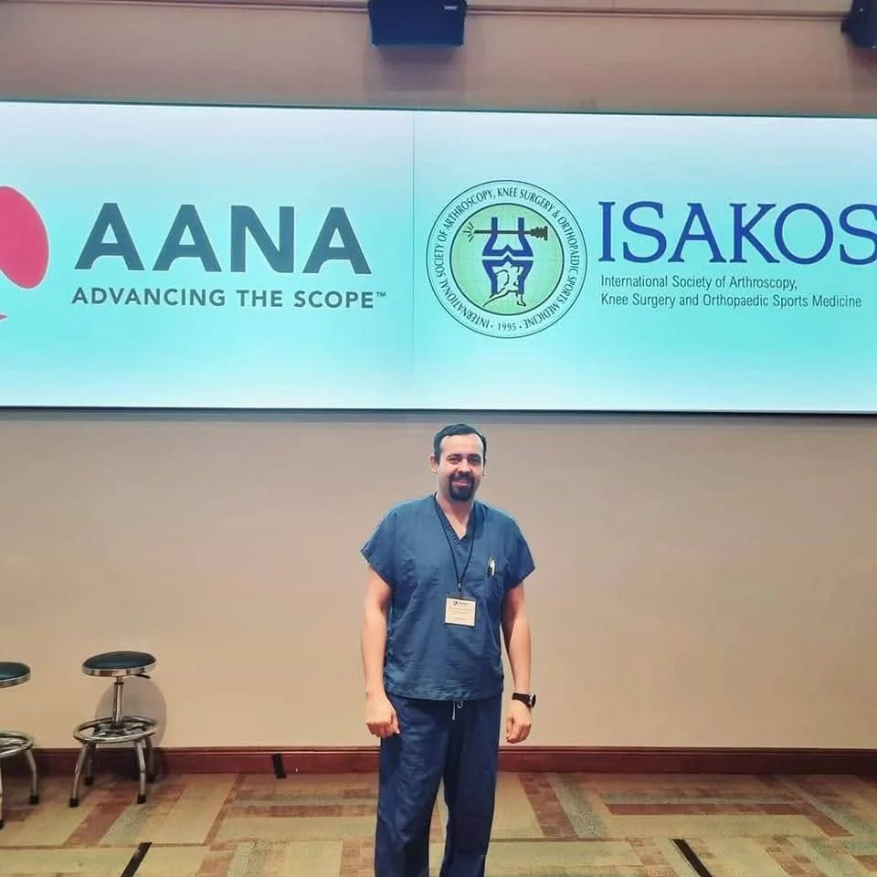 El Dr. Alan Polanco en el curso de artroscopia de rodilla y hombro AANA/ISAKOS