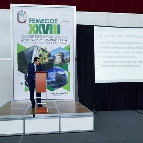 El Dr. Alan Polanco presentando en el XXVIII Congreso FEMECOT