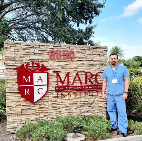 El Dr. Alan Polanco en el Miami Anatomical Research Center